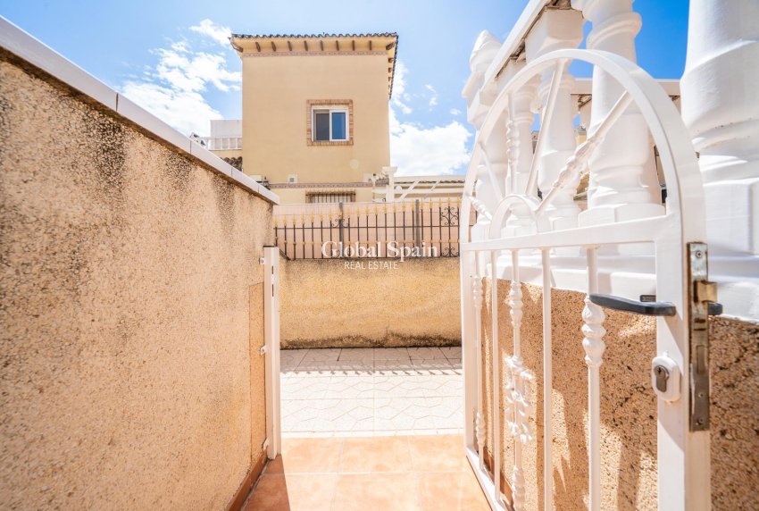 Resale - HOUSE -
ORIHUELA COSTA - Los Almendros-la Florida