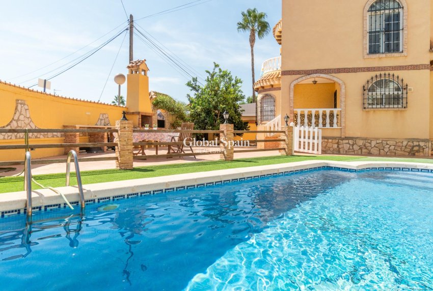Resale - HOUSE -
ORIHUELA COSTA - Los Almendros-la Florida