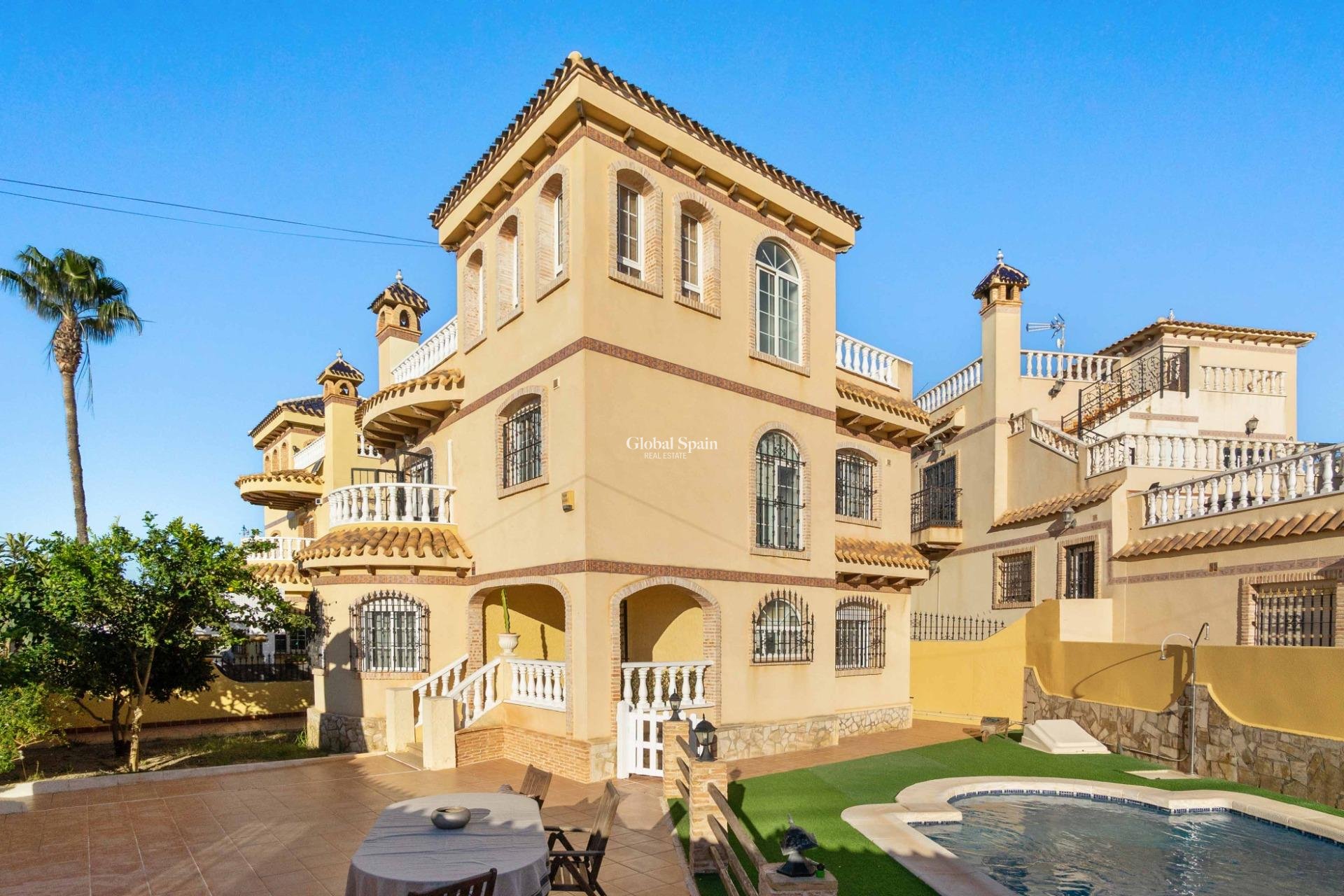 Resale - HOUSE -
ORIHUELA COSTA - Los Almendros-la Florida