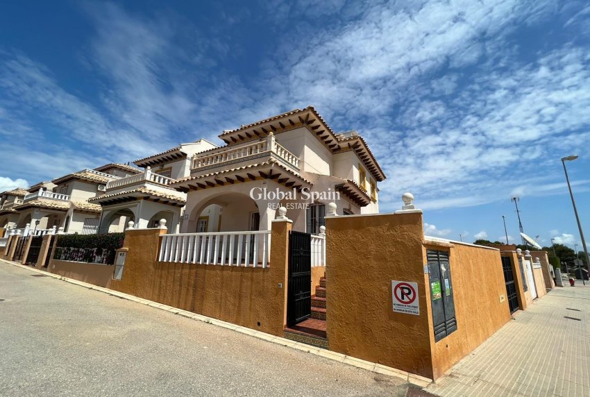 Resale - HOUSE -
ORIHUELA COSTA - Montezenia