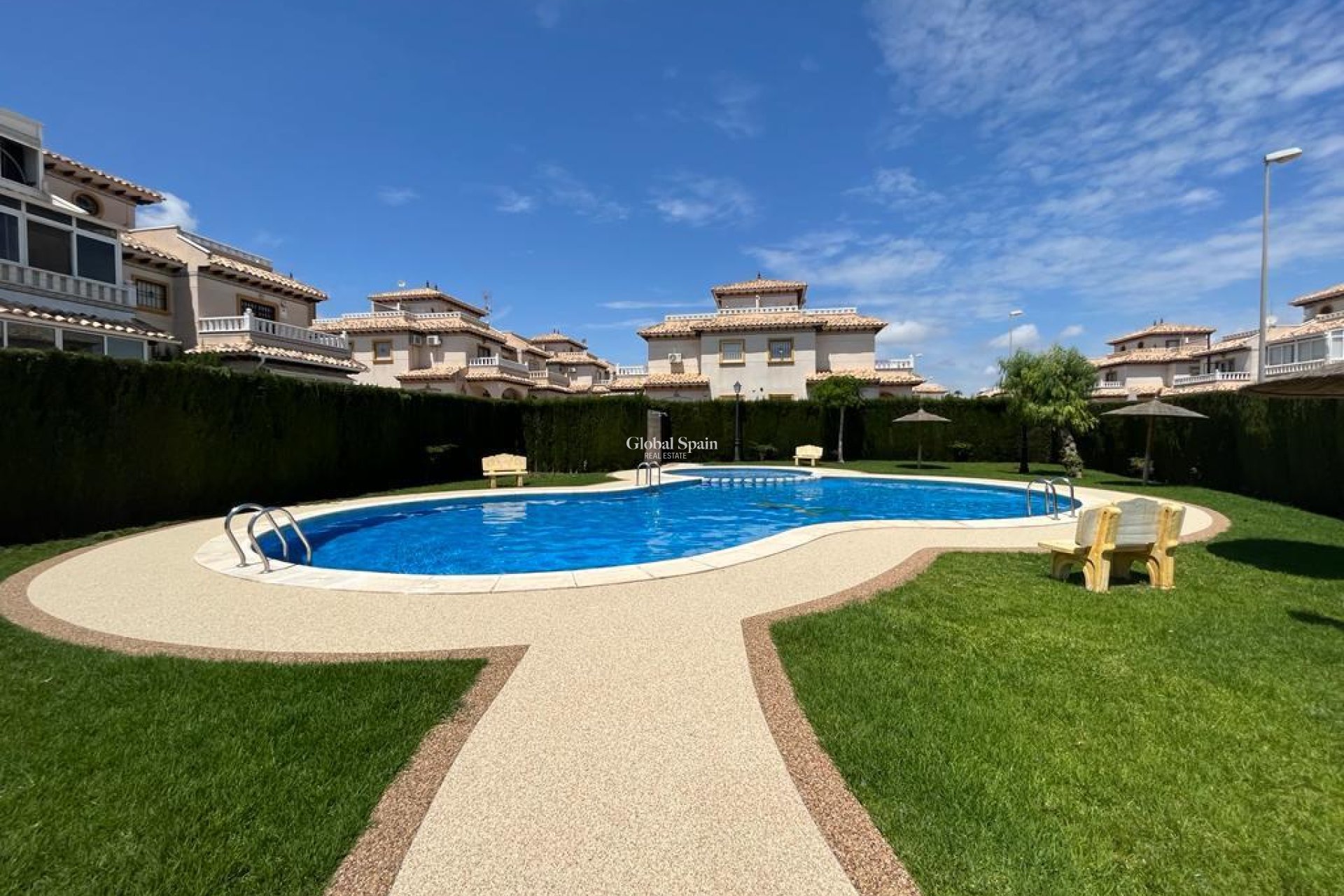 Resale - HOUSE -
ORIHUELA COSTA - Montezenia