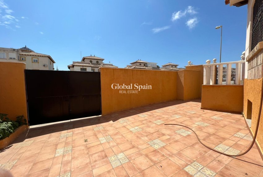 Resale - HOUSE -
ORIHUELA COSTA - Montezenia