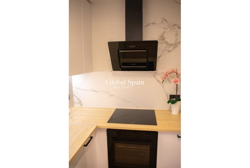 Resale - HOUSE -
ORIHUELA COSTA - Punta Prima