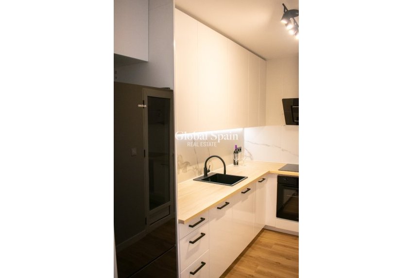 Resale - HOUSE -
ORIHUELA COSTA - Punta Prima