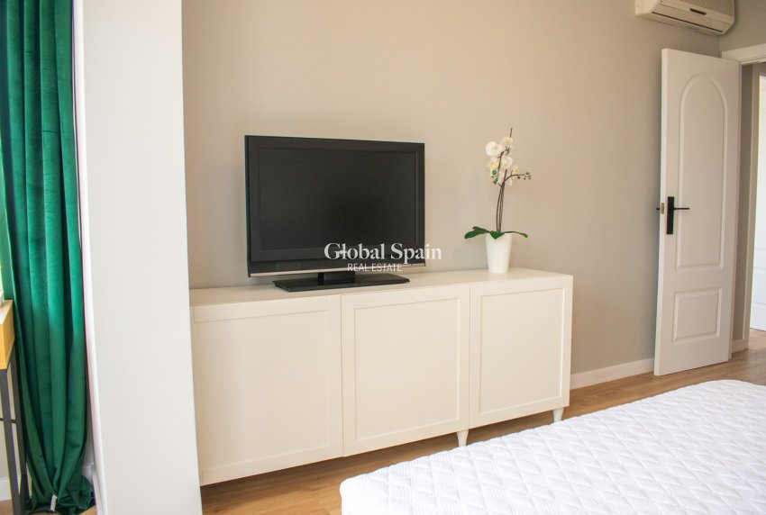 Resale - HOUSE -
ORIHUELA COSTA - Punta Prima