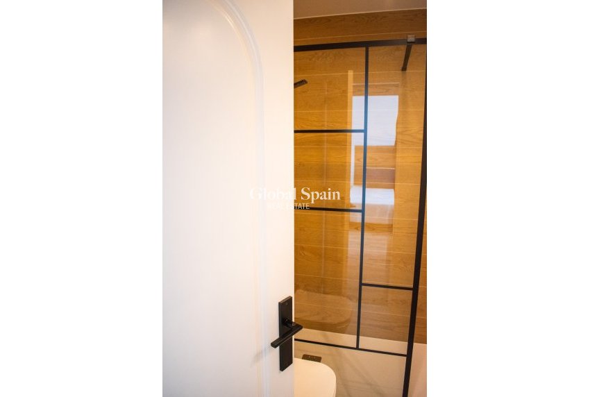 Resale - HOUSE -
ORIHUELA COSTA - Punta Prima