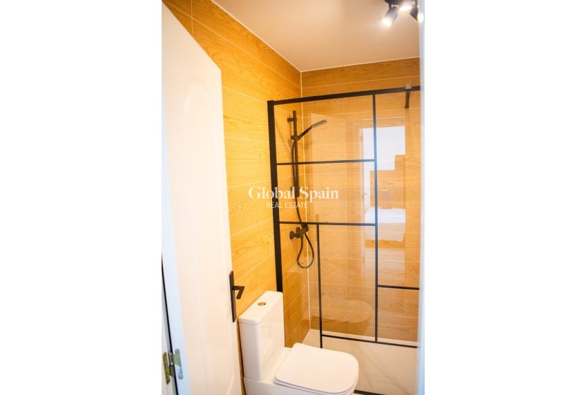 Resale - HOUSE -
ORIHUELA COSTA - Punta Prima