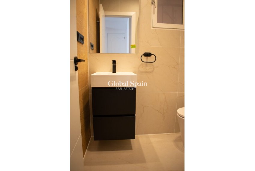 Resale - HOUSE -
ORIHUELA COSTA - Punta Prima