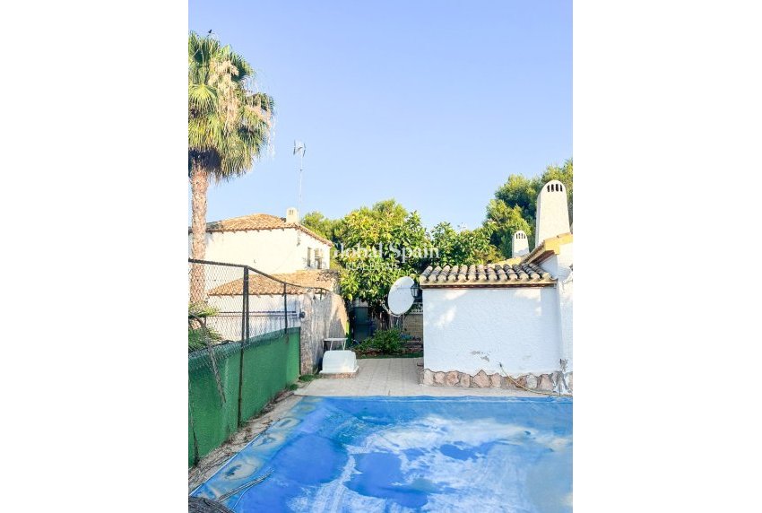 Resale - HOUSE -
ORIHUELA COSTA - Punta Prima