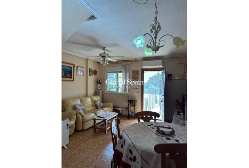 Resale - HOUSE -
ORIHUELA COSTA - Punta Prima