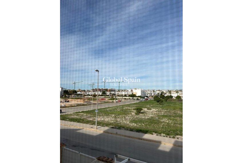 Resale - HOUSE -
ORIHUELA COSTA - Punta Prima