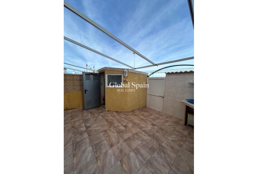 Resale - HOUSE -
ORIHUELA COSTA - Punta Prima