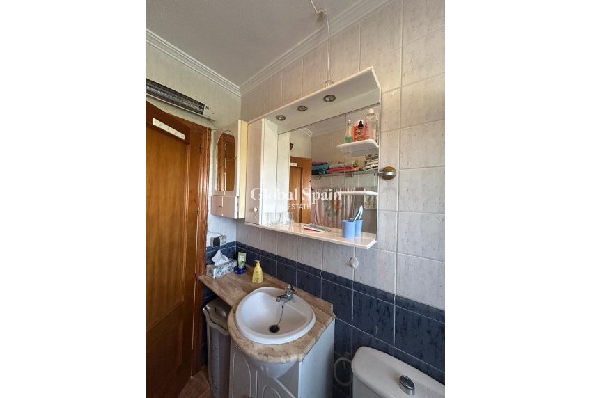 Resale - HOUSE -
ORIHUELA COSTA - Punta Prima