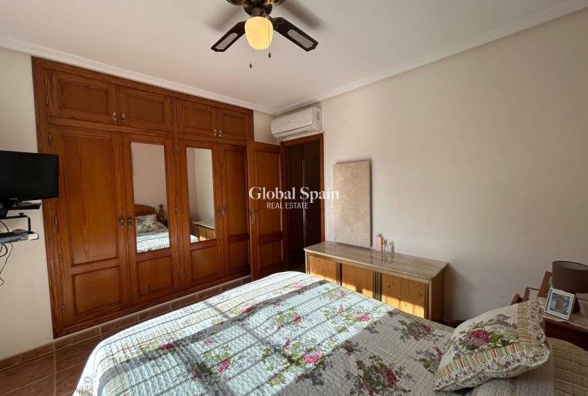 Resale - HOUSE -
ORIHUELA COSTA - Punta Prima