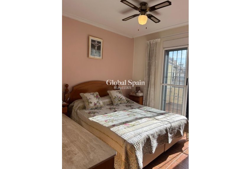 Resale - HOUSE -
ORIHUELA COSTA - Punta Prima