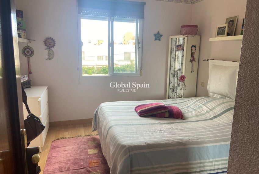 Resale - HOUSE -
ORIHUELA COSTA - Punta Prima