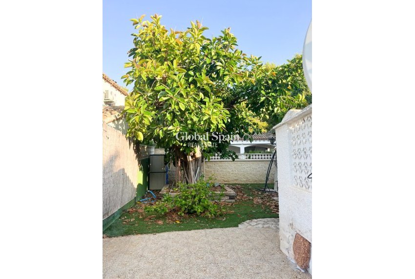 Resale - HOUSE -
ORIHUELA COSTA - Punta Prima