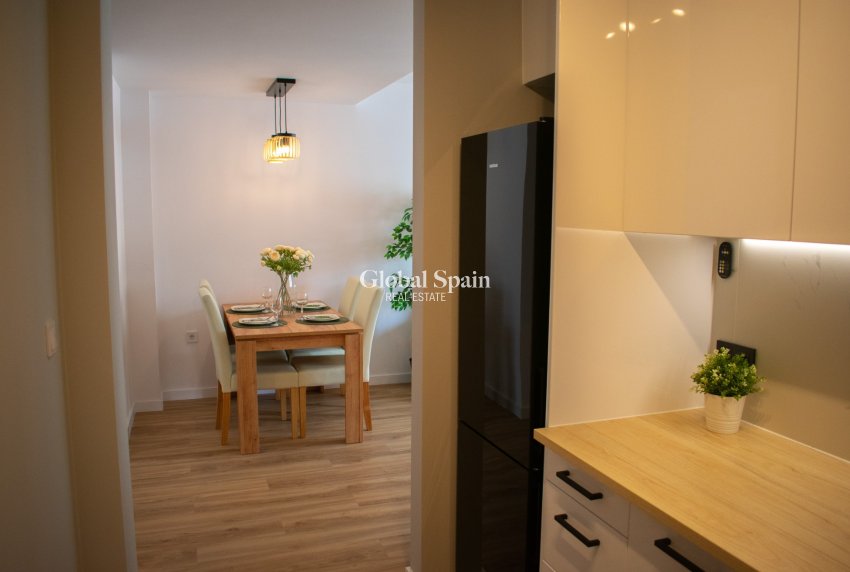 Resale - HOUSE -
ORIHUELA COSTA - Punta Prima