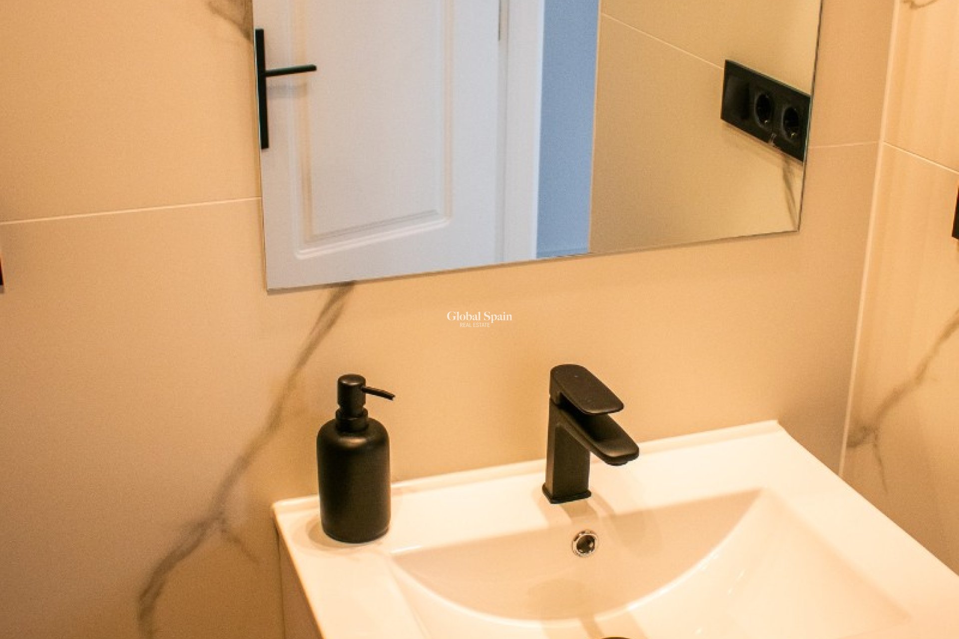 Resale - HOUSE -
ORIHUELA COSTA - Punta Prima