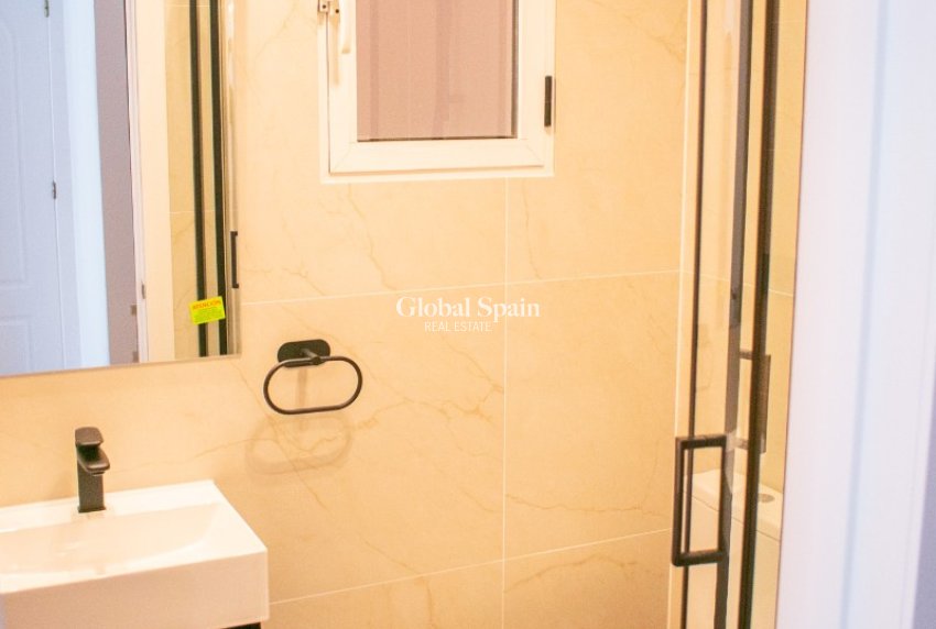 Resale - HOUSE -
ORIHUELA COSTA - Punta Prima