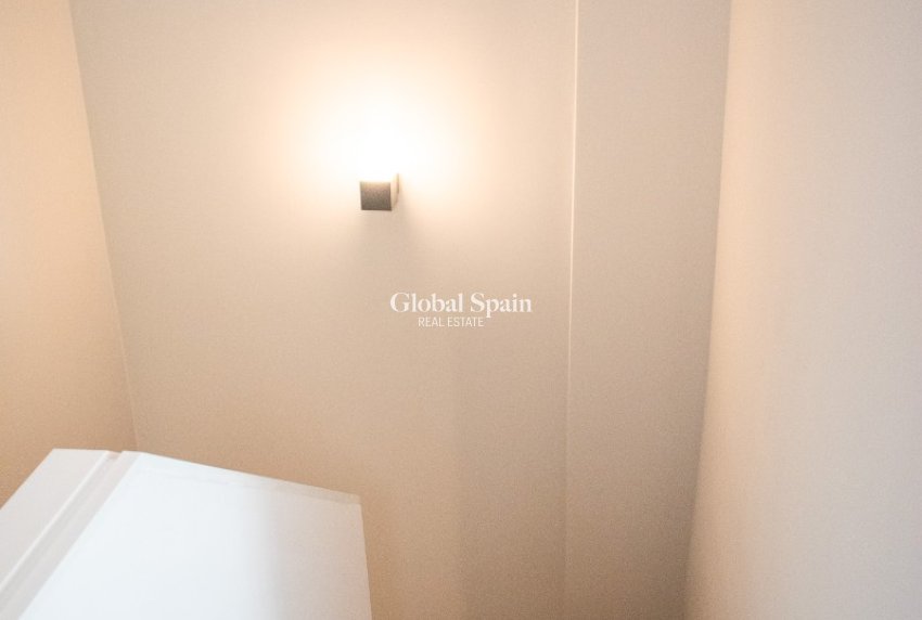 Resale - HOUSE -
ORIHUELA COSTA - Punta Prima