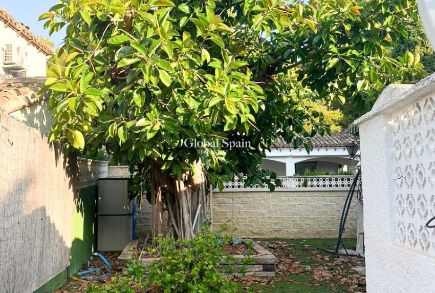 Resale - HOUSE -
ORIHUELA COSTA - Punta Prima