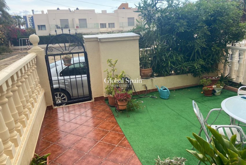 Resale - HOUSE -
ORIHUELA COSTA - Punta Prima