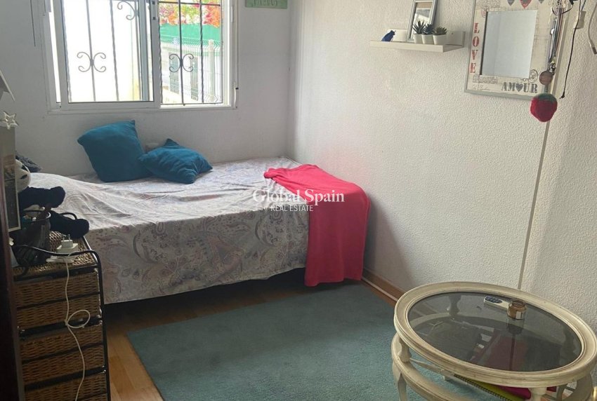 Resale - HOUSE -
ORIHUELA COSTA - Punta Prima