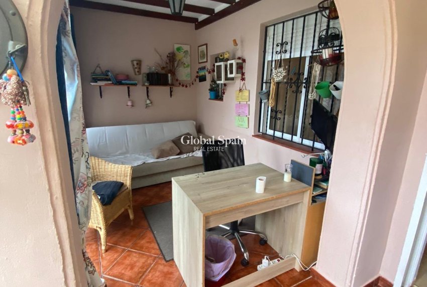 Resale - HOUSE -
ORIHUELA COSTA - Punta Prima