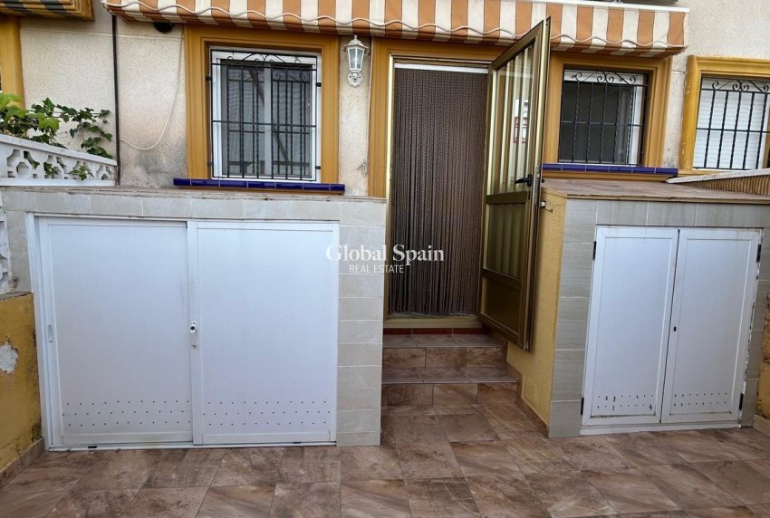 Resale - HOUSE -
ORIHUELA COSTA - Punta Prima