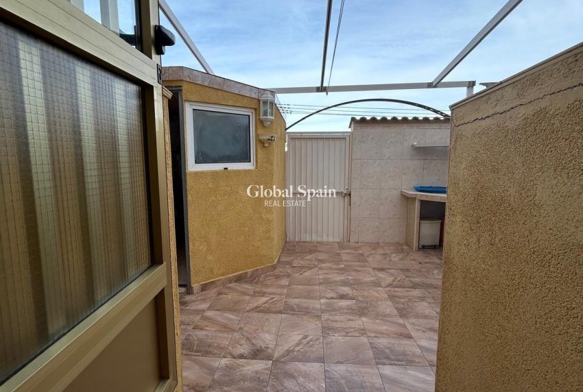 Resale - HOUSE -
ORIHUELA COSTA - Punta Prima