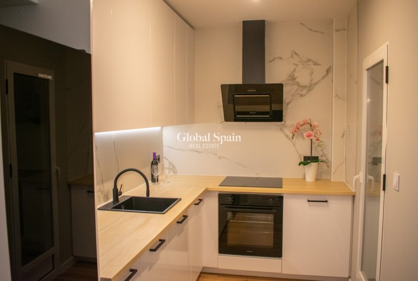 Resale - HOUSE -
ORIHUELA COSTA - Punta Prima