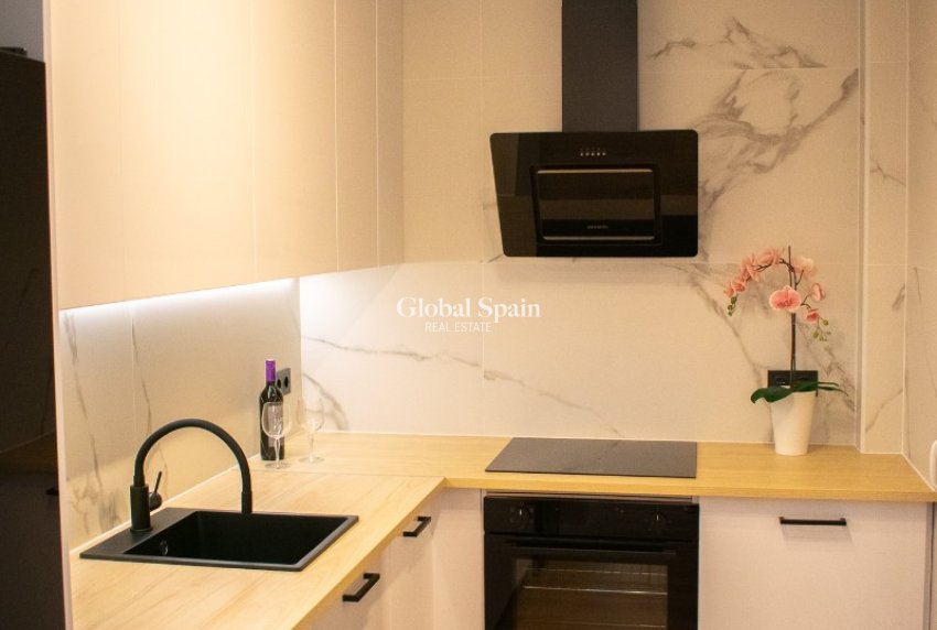 Resale - HOUSE -
ORIHUELA COSTA - Punta Prima