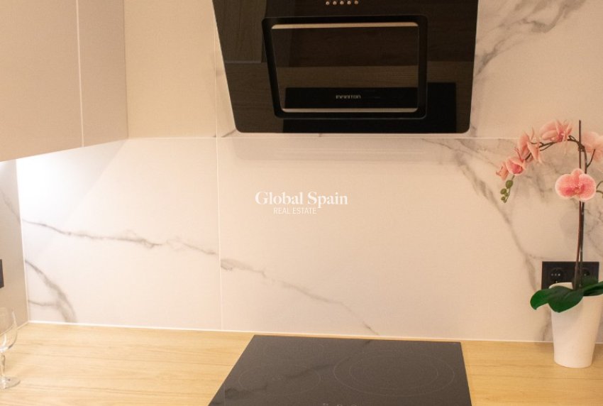 Resale - HOUSE -
ORIHUELA COSTA - Punta Prima