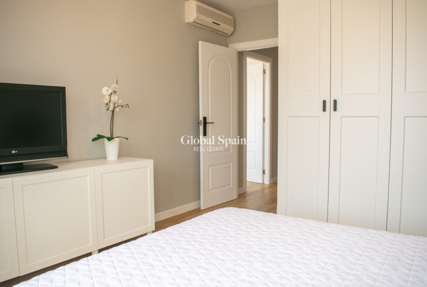 Resale - HOUSE -
ORIHUELA COSTA - Punta Prima