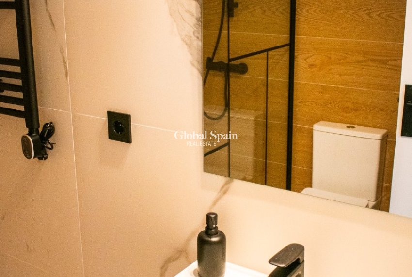 Resale - HOUSE -
ORIHUELA COSTA - Punta Prima