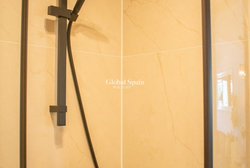 Resale - HOUSE -
ORIHUELA COSTA - Punta Prima