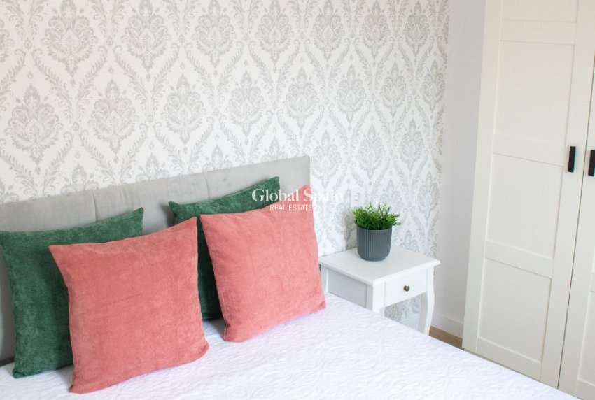 Resale - HOUSE -
ORIHUELA COSTA - Punta Prima