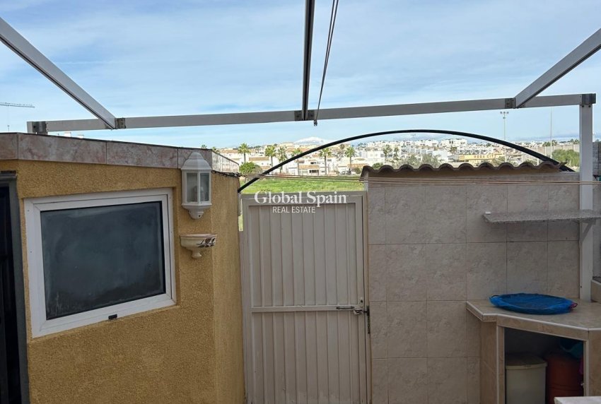 Resale - HOUSE -
ORIHUELA COSTA - Punta Prima