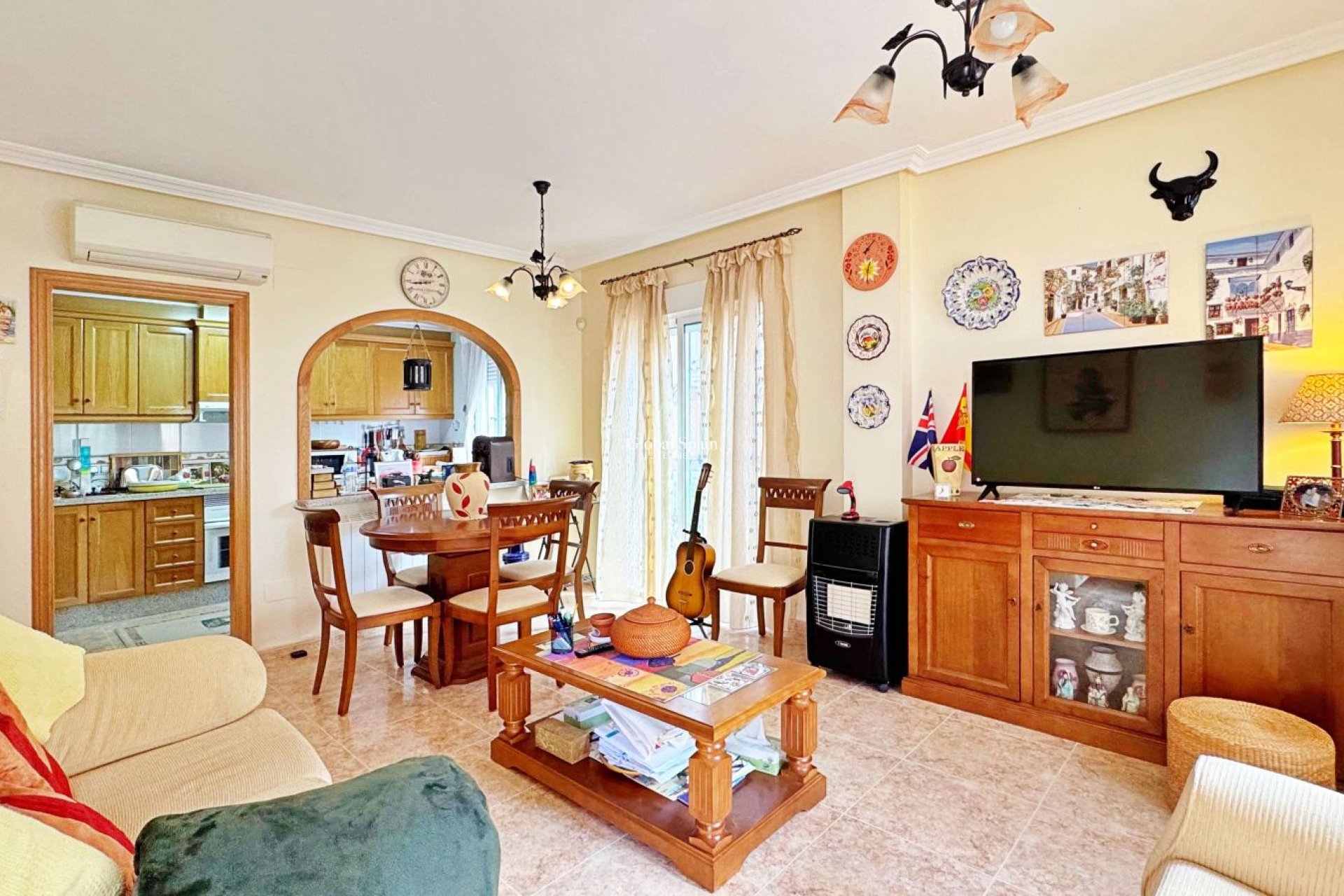 Resale - House -
ORIHUELA COSTA - VILLAMARTÍN