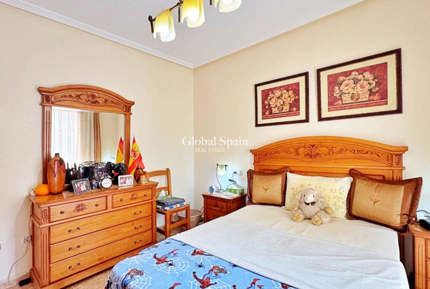 Resale - House -
ORIHUELA COSTA - VILLAMARTÍN