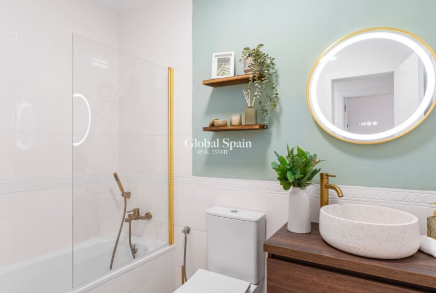 Resale - House -
ORIHUELA COSTA - VILLAMARTÍN