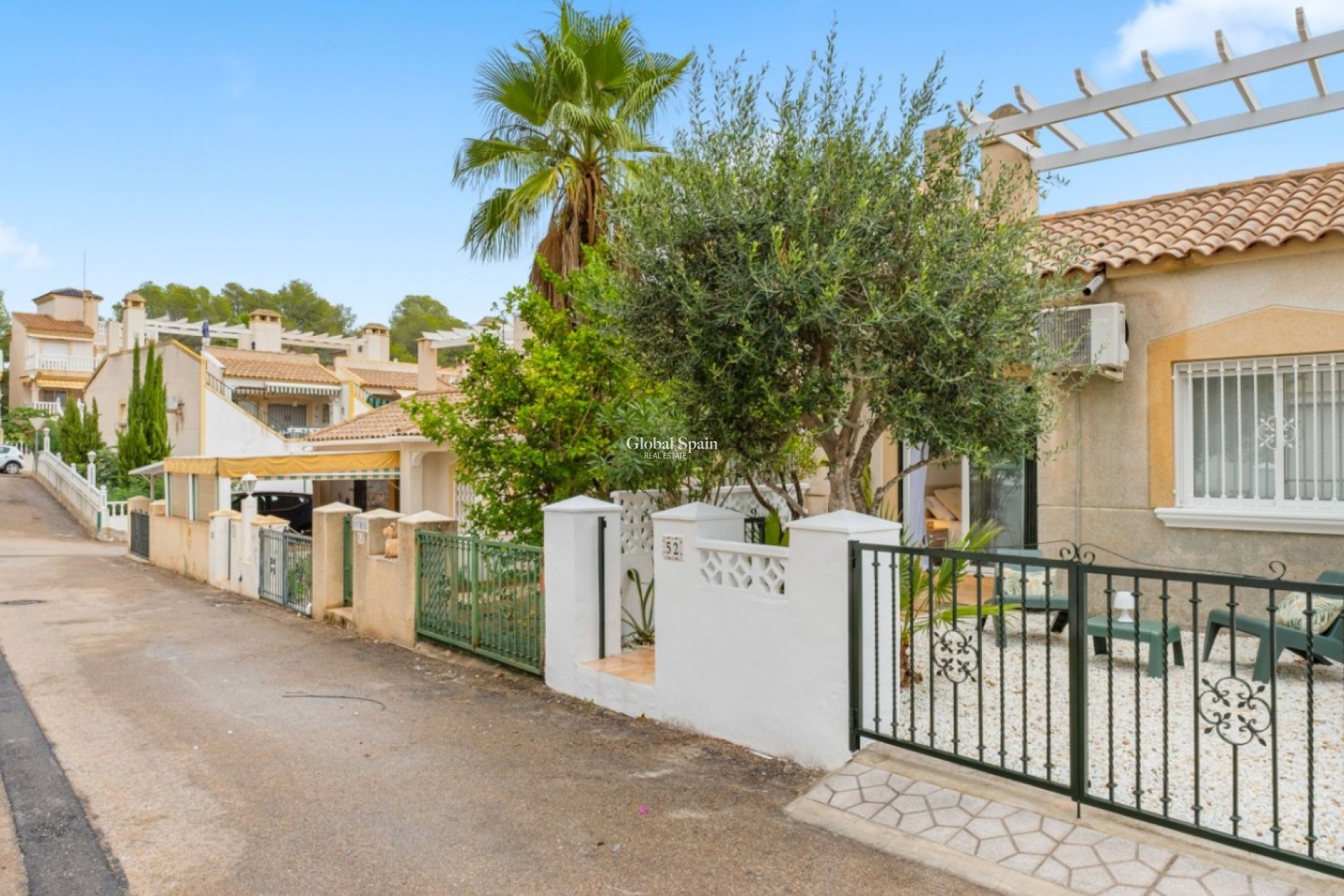 Resale - House -
ORIHUELA COSTA - VILLAMARTÍN