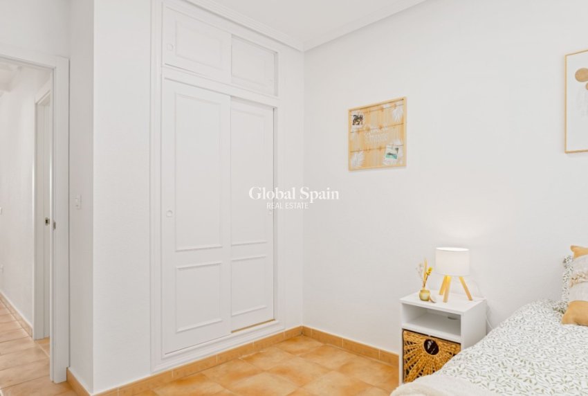 Resale - House -
ORIHUELA COSTA - VILLAMARTÍN