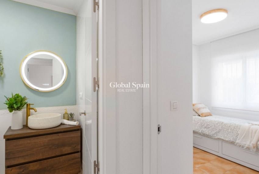 Resale - House -
ORIHUELA COSTA - VILLAMARTÍN