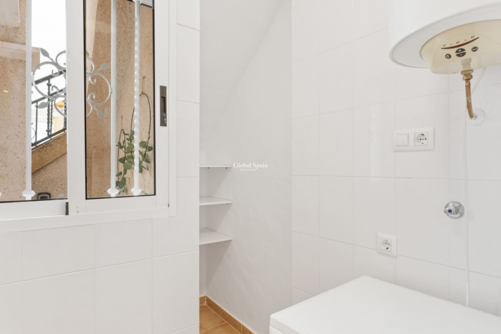 Resale - House -
ORIHUELA COSTA - VILLAMARTÍN