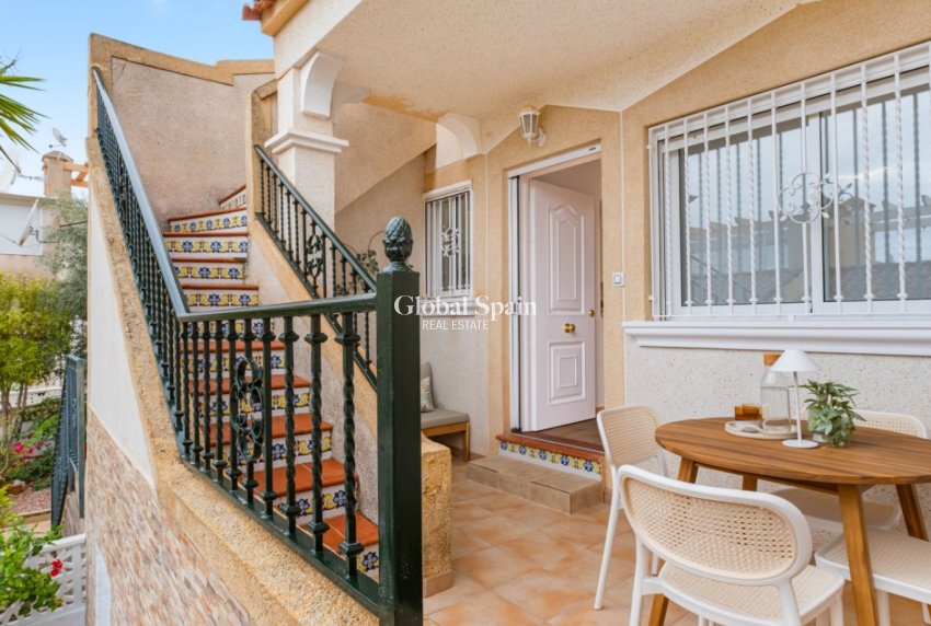 Resale - House -
ORIHUELA COSTA - VILLAMARTÍN