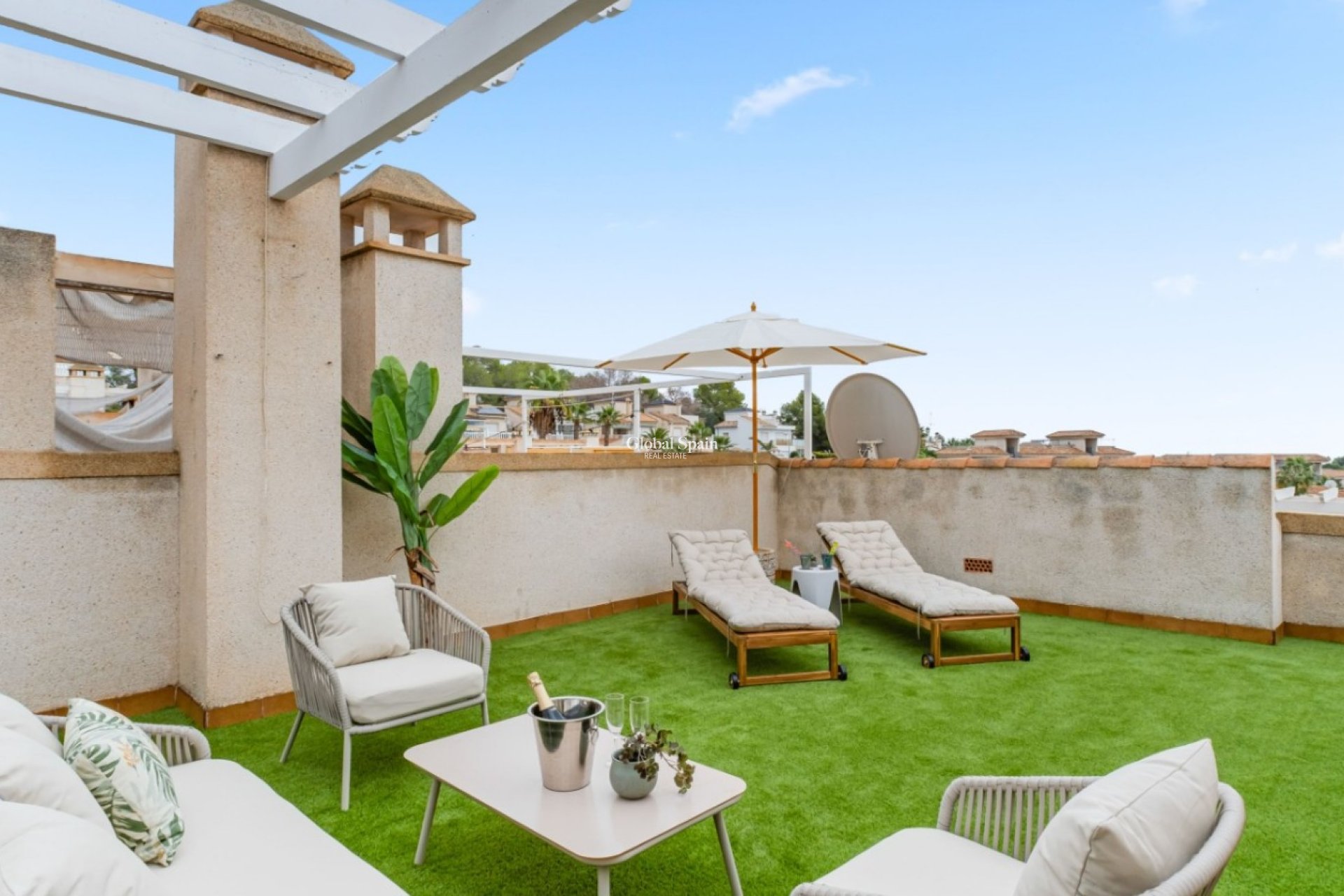 Resale - House -
ORIHUELA COSTA - VILLAMARTÍN