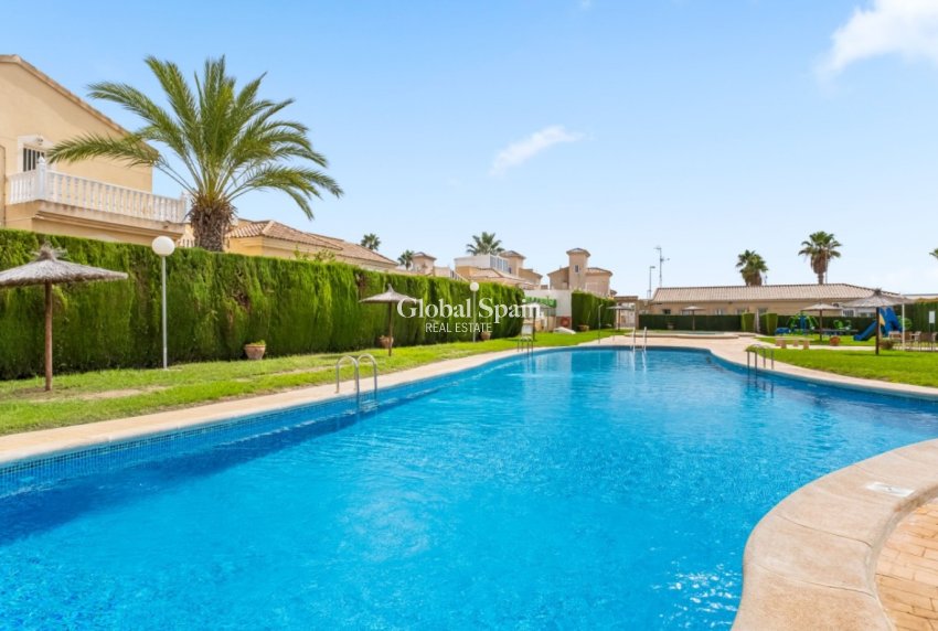 Resale - House -
ORIHUELA COSTA - VILLAMARTÍN