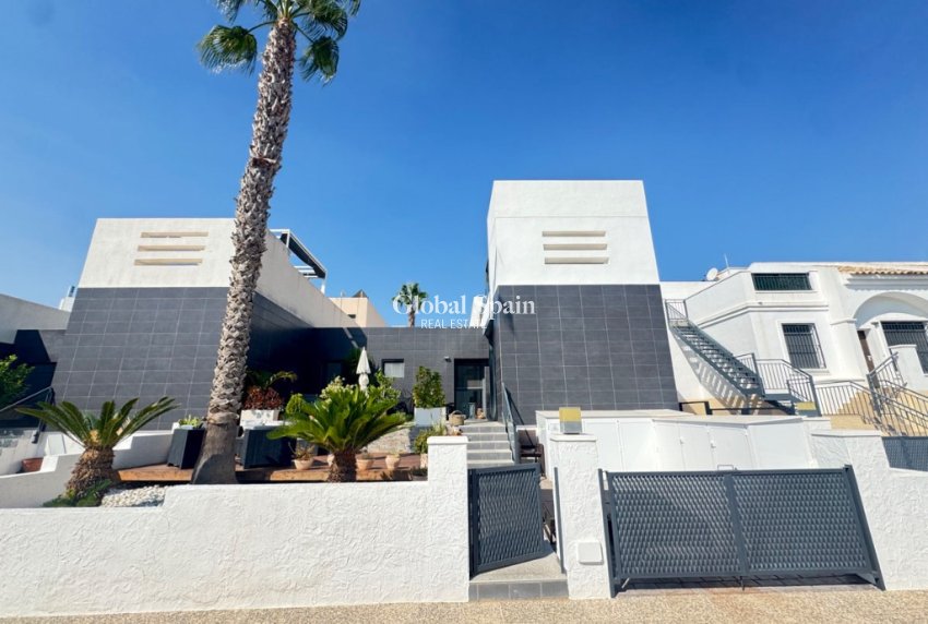 Resale - House -
ORIHUELA COSTA - VILLAMARTÍN